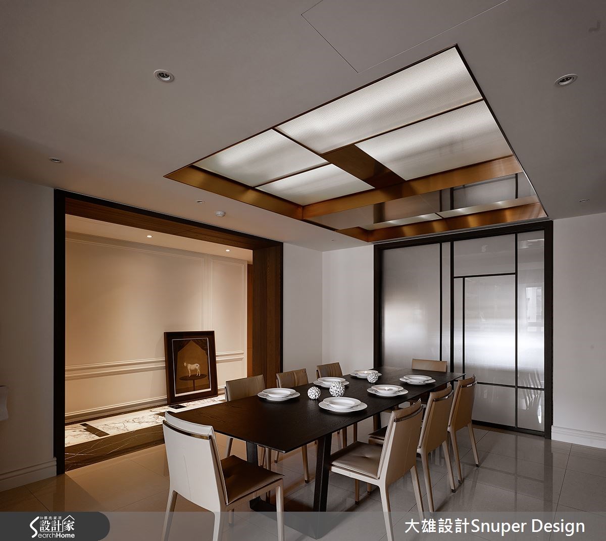 餐廳採用流明天花照明,取代傳統主燈設計,並在旁規畫居家廊道,成為轉折進到主臥空間的通道;對稱式的廊道設計延伸了空間感,並以大理石拼花鋪陳地坪,搭配牆面的線板表現,突現歐式大器優雅風範。 餐廳採用流明天花照明,取代傳統主燈設計,並在旁規畫居家廊道,成為轉折進到主臥空間的通道;對稱式的廊道設計延伸了空間感,並以大理石拼花鋪陳地坪,搭配牆面的線板表現,突現歐式大器優雅風範。