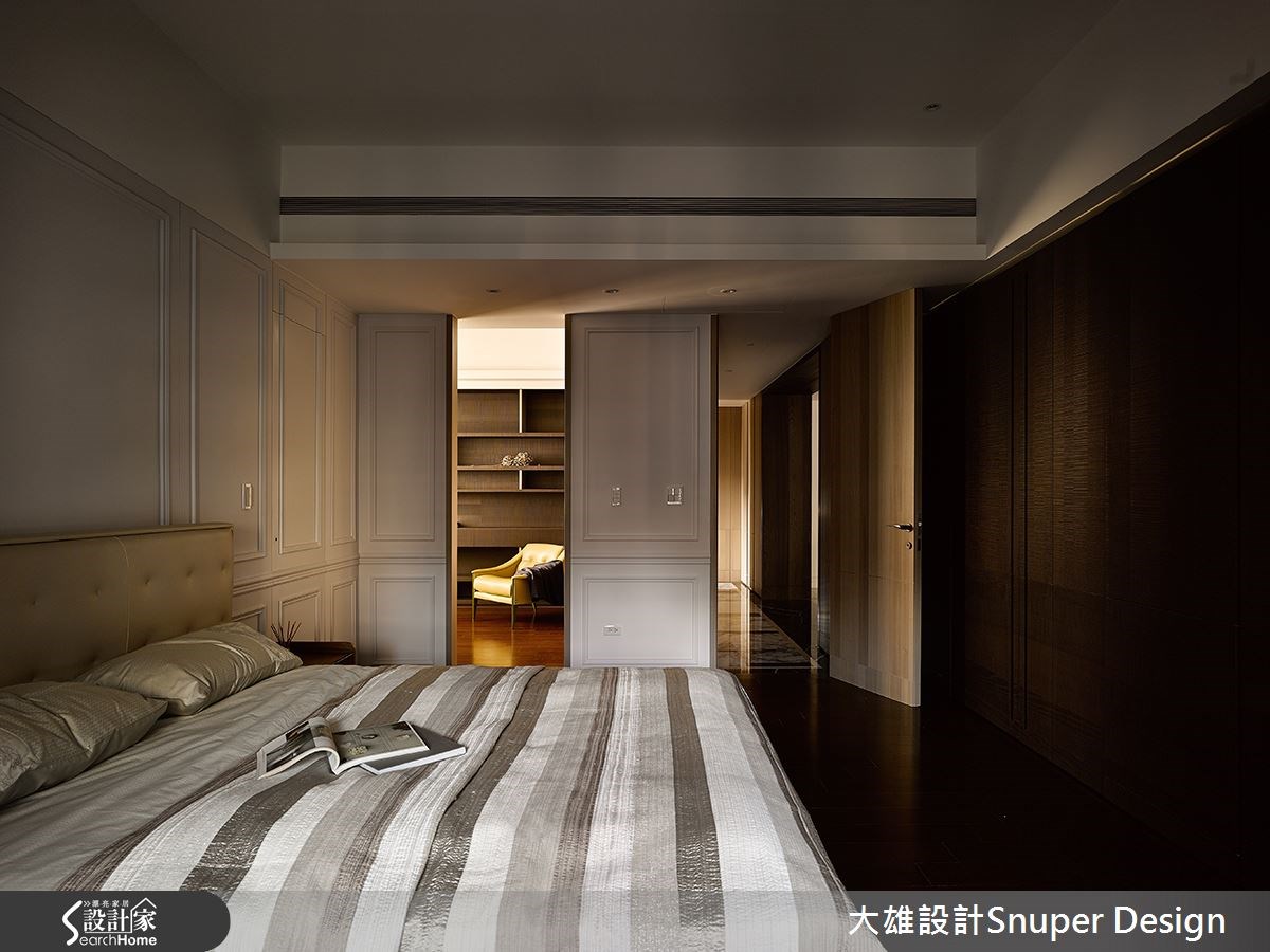 因應女屋主需求,臥房回歸單純,並將原先建商的其中一房做為主臥起居室兼更衣間與書房,形成順暢動線。 因應女屋主需求,臥房回歸單純,並將原先建商的其中一房做為主臥起居室兼更衣間與書房,形成順暢動線。