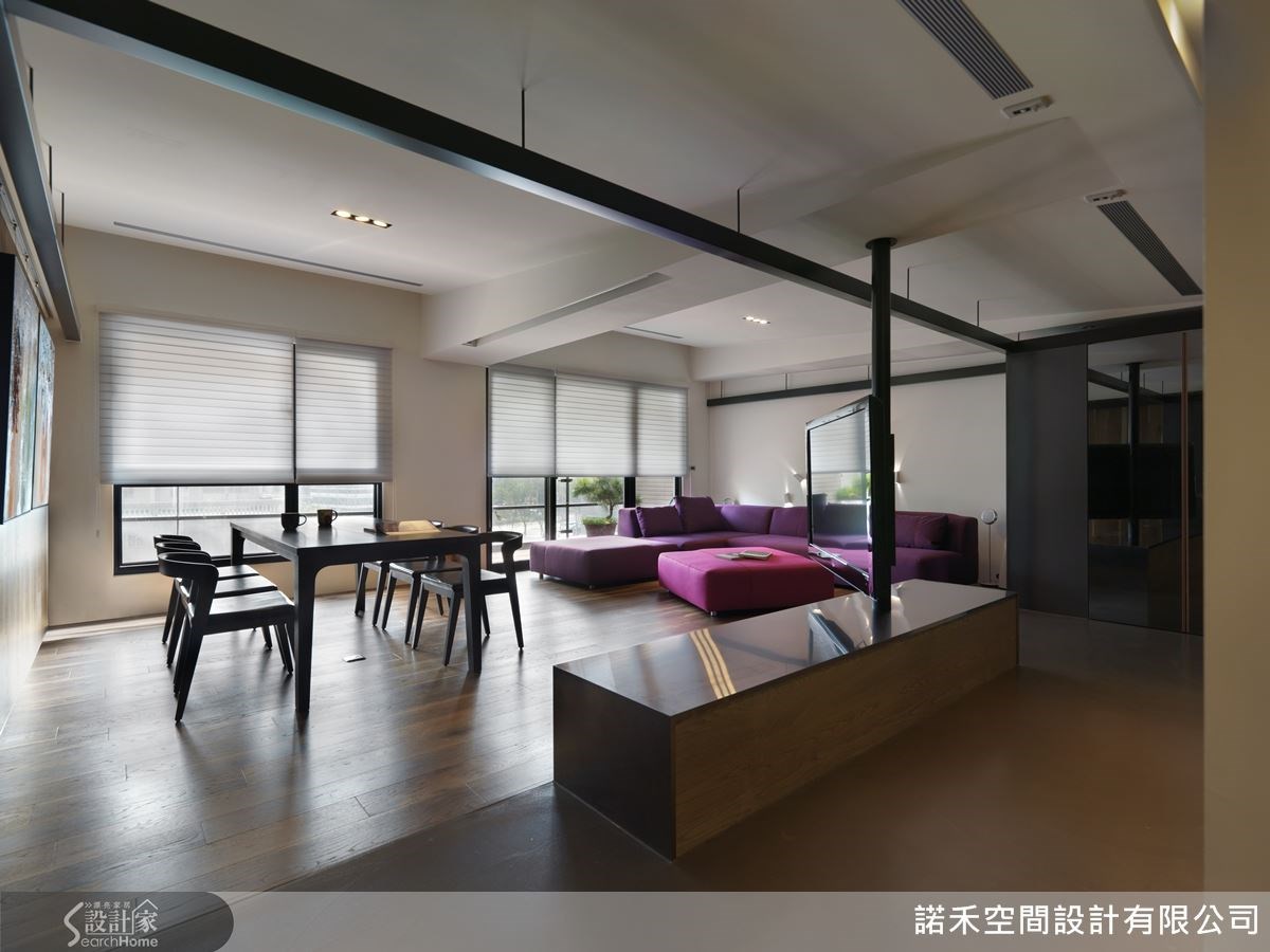 以旋轉電視架作為中心點,延伸出了視覺上的線條脈絡,也區隔出分明的生活動線。 以旋轉電視架作為中心點,延伸出了視覺上的線條脈絡,也區隔出分明的生活動線。
