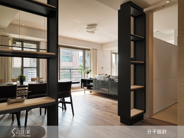 原先陰暗狹小的 30 坪老屋,位於台中市西區的老舊電梯