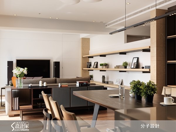 原先陰暗狹小的 30 坪老屋,位於台中市西區的老舊電梯