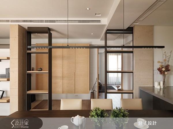 原先陰暗狹小的 30 坪老屋,位於台中市西區的老舊電梯