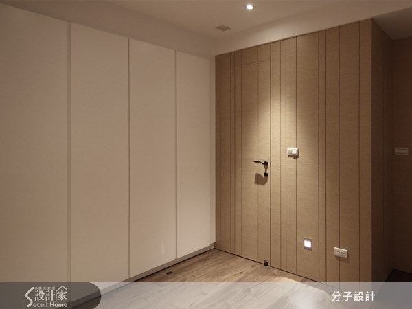 原先陰暗狹小的 30 坪老屋,位於台中市西區的老舊電梯