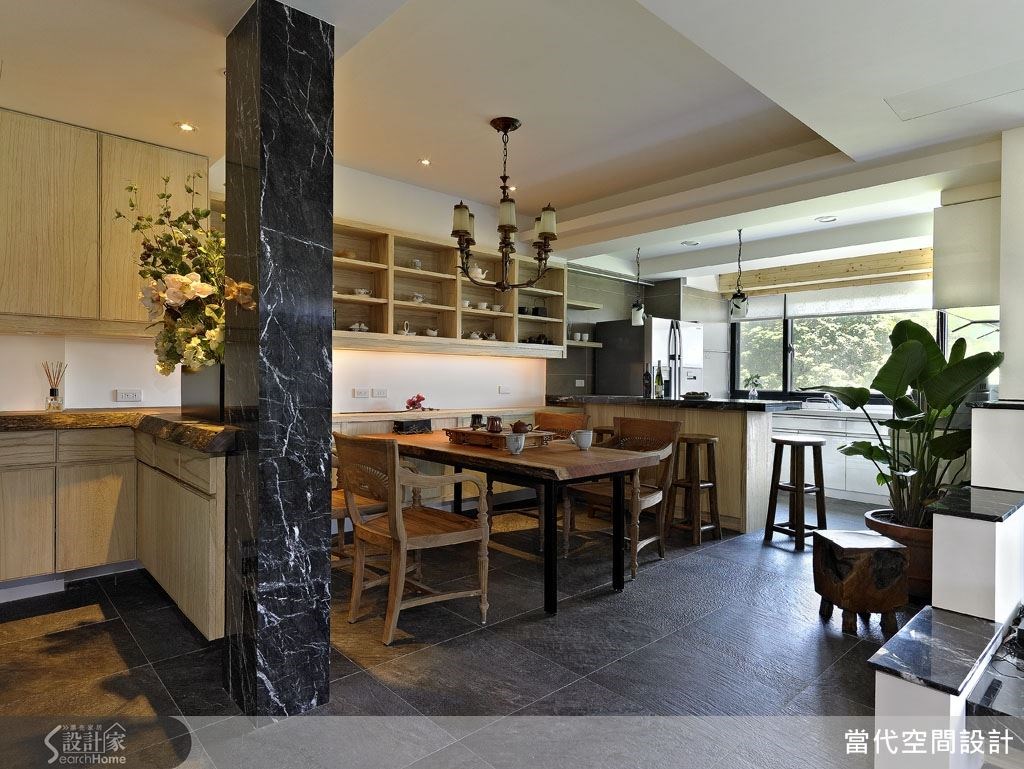 餐廳與廚房之間以吧檯做為區隔,讓整個餐廚空間形成一個完整而開放的區域,不但讓廚房對外的採光也能進駐餐廳區域,並且滿足了屋主對於寬敞廚房的期待,讓全家人能夠共享更美好的料理與用餐時光。 餐廳與廚房之間以吧檯做為區隔,讓整個餐廚空間形成一個完整而開放的區域,不但讓廚房對外的採光也能進駐餐廳區域,並且滿足了屋主對於寬敞廚房的期待,讓全家人能夠共享更美好的料理與用餐時光。