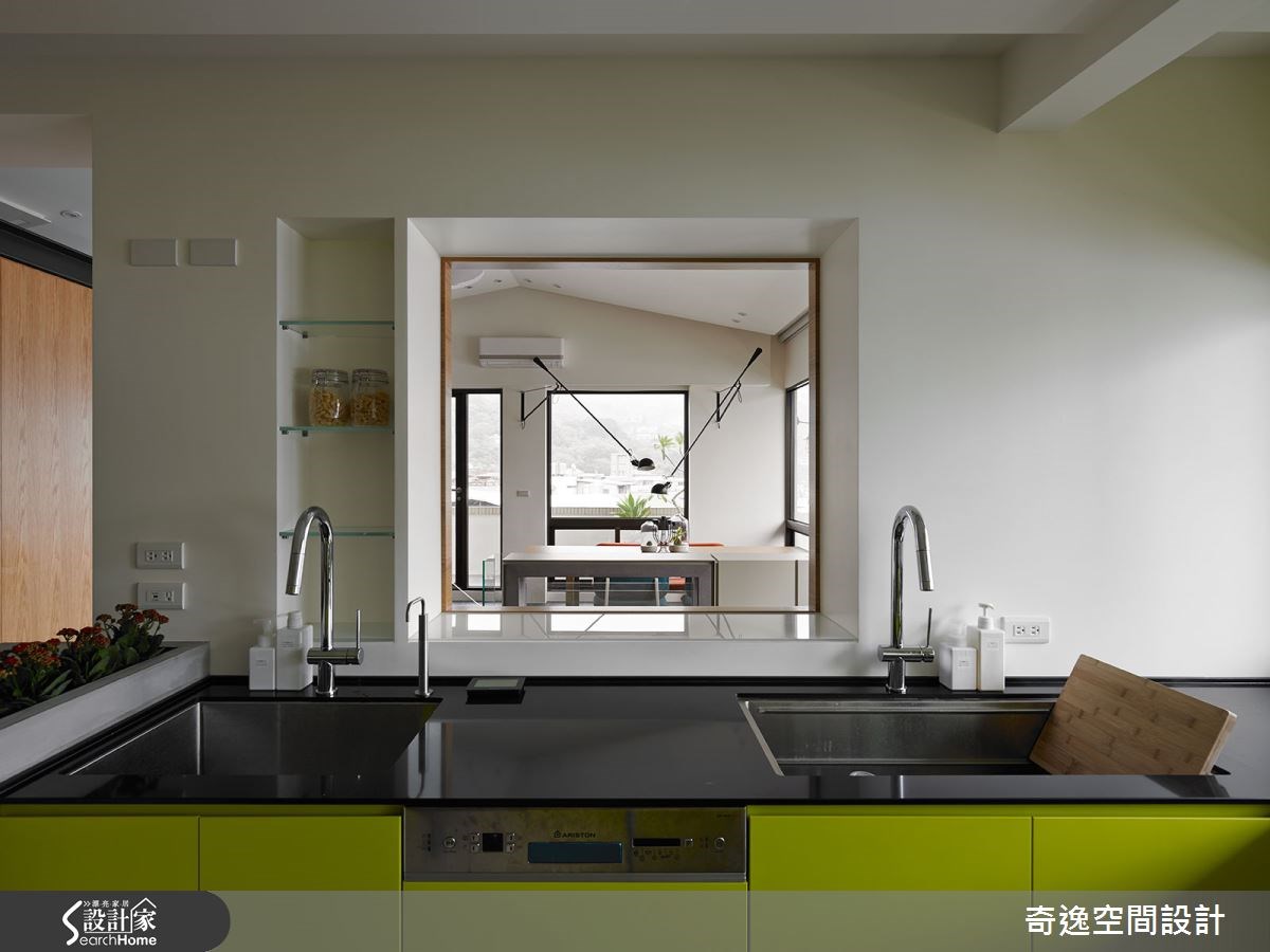 位於台北市的現代風 72 坪樓中樓,居住者為兩大兩小,