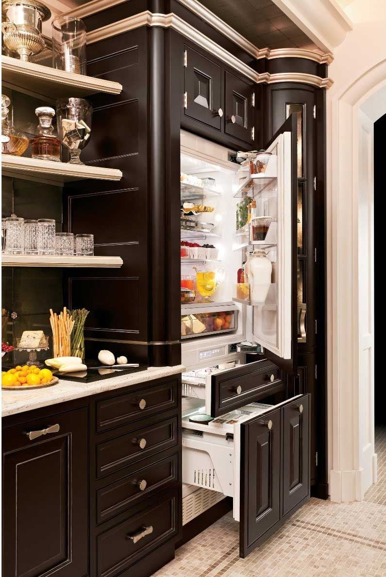 Встроенный холодильник в интерьере кухни