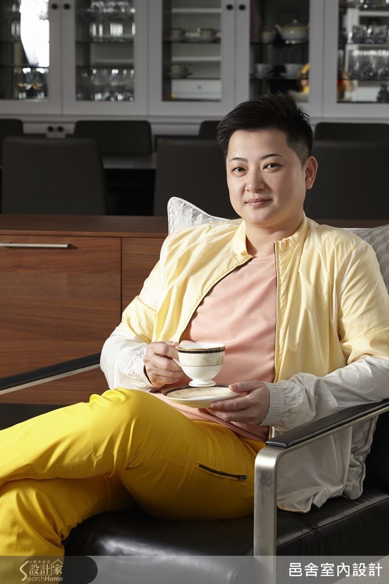 呂玉玫要求團隊做到最好,推動邑舍設計成為業界首家獲 ISO 認證的設計公司。 呂玉玫要求團隊做到最好,推動邑舍設計成為業界首家獲 ISO 認證的設計公司。