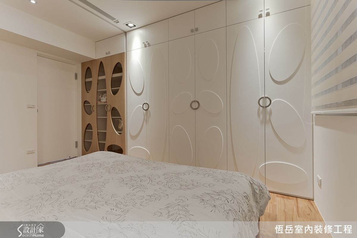 男孩房在櫃體、牆面皆以橢圖形點綴,活潑而有趣的設計。 男孩房在櫃體、牆面皆以橢圖形點綴,活潑而有趣的設計。