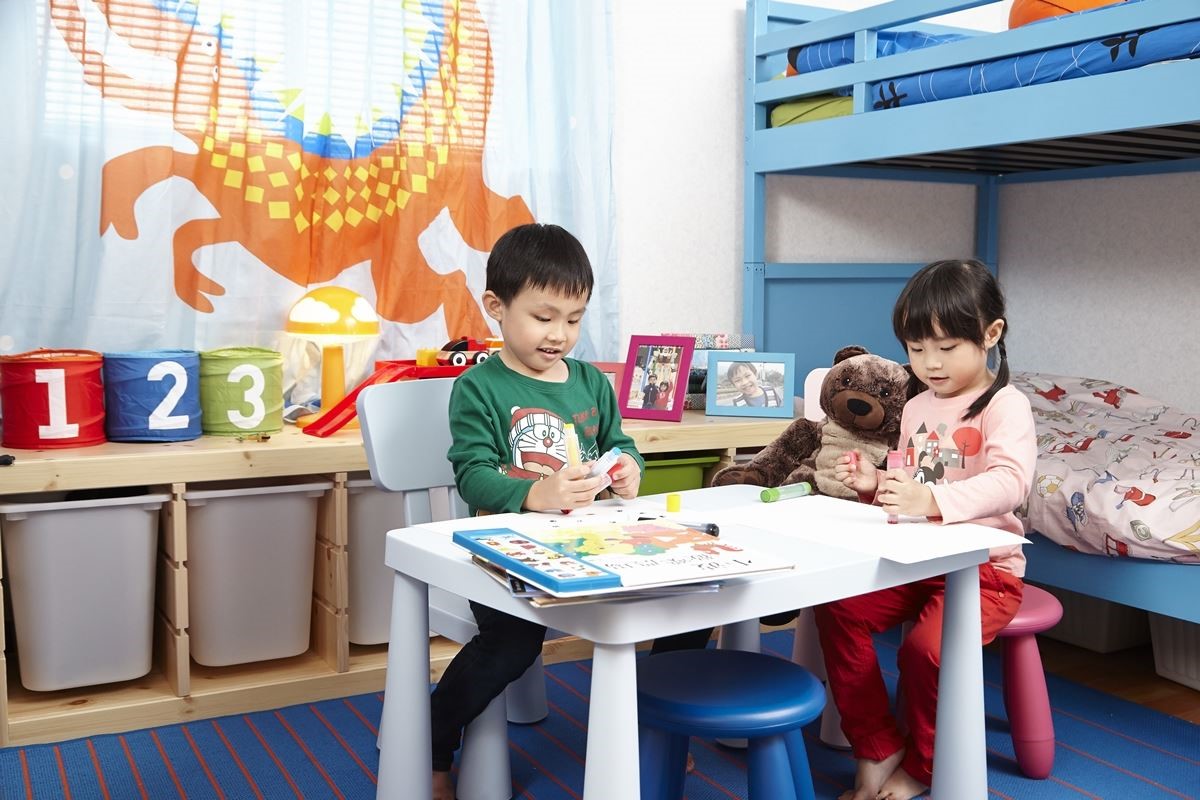 一對活潑可愛的小兄妹,從小跟著爸媽擠在同一個房間裡