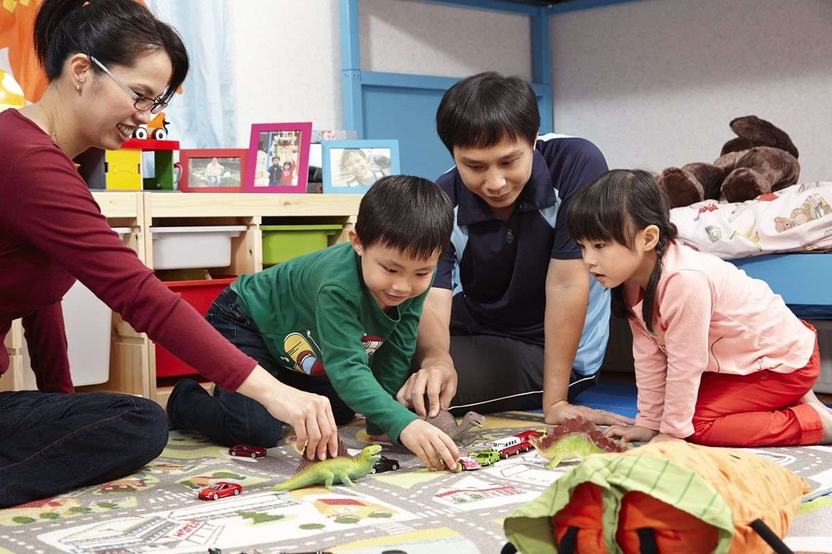 一對活潑可愛的小兄妹,從小跟著爸媽擠在同一個房間裡