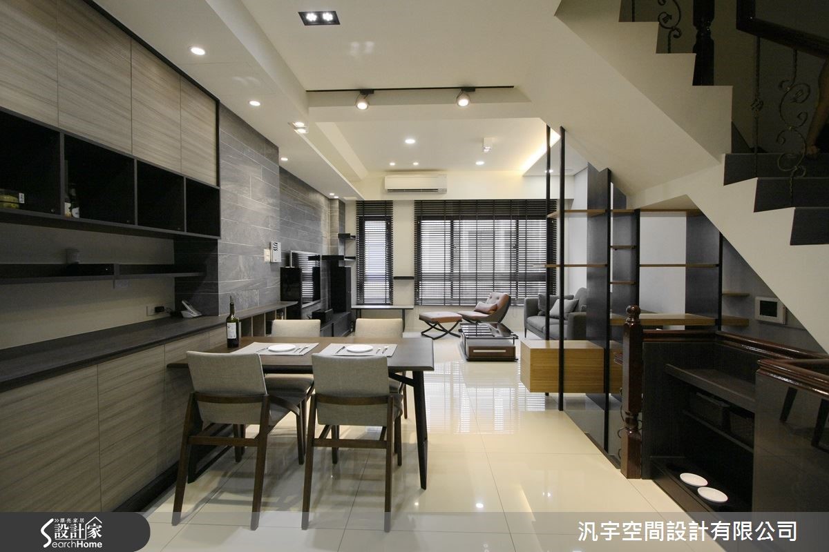 位於新竹縣竹北地區的 77 坪透天別墅,設計師以自然感
