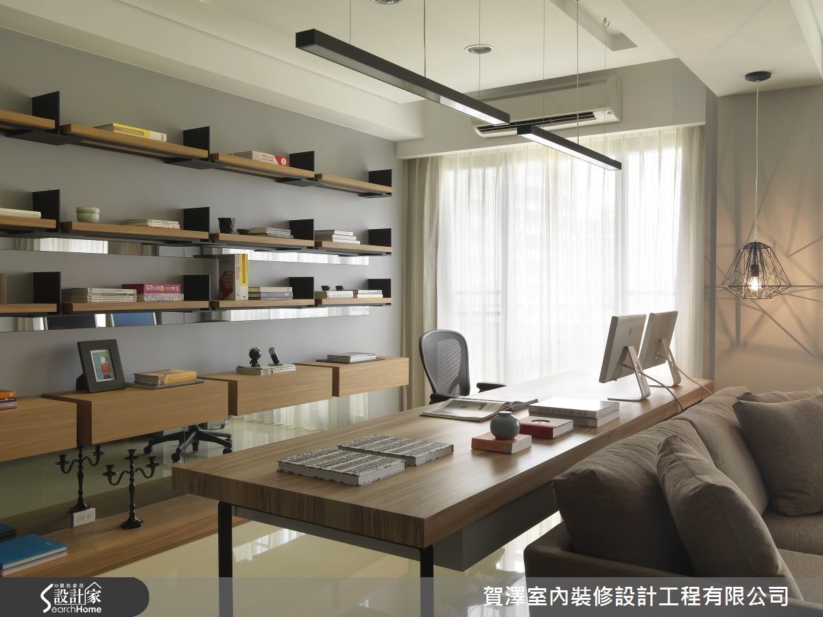 座落於新竹縣竹北區的 65 坪新成屋,設計師將其樓中樓