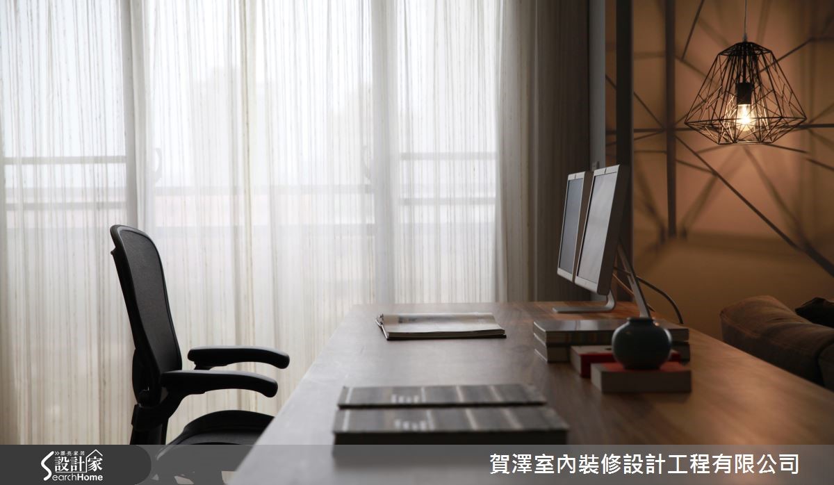 座落於新竹縣竹北區的 65 坪新成屋,設計師將其樓中樓