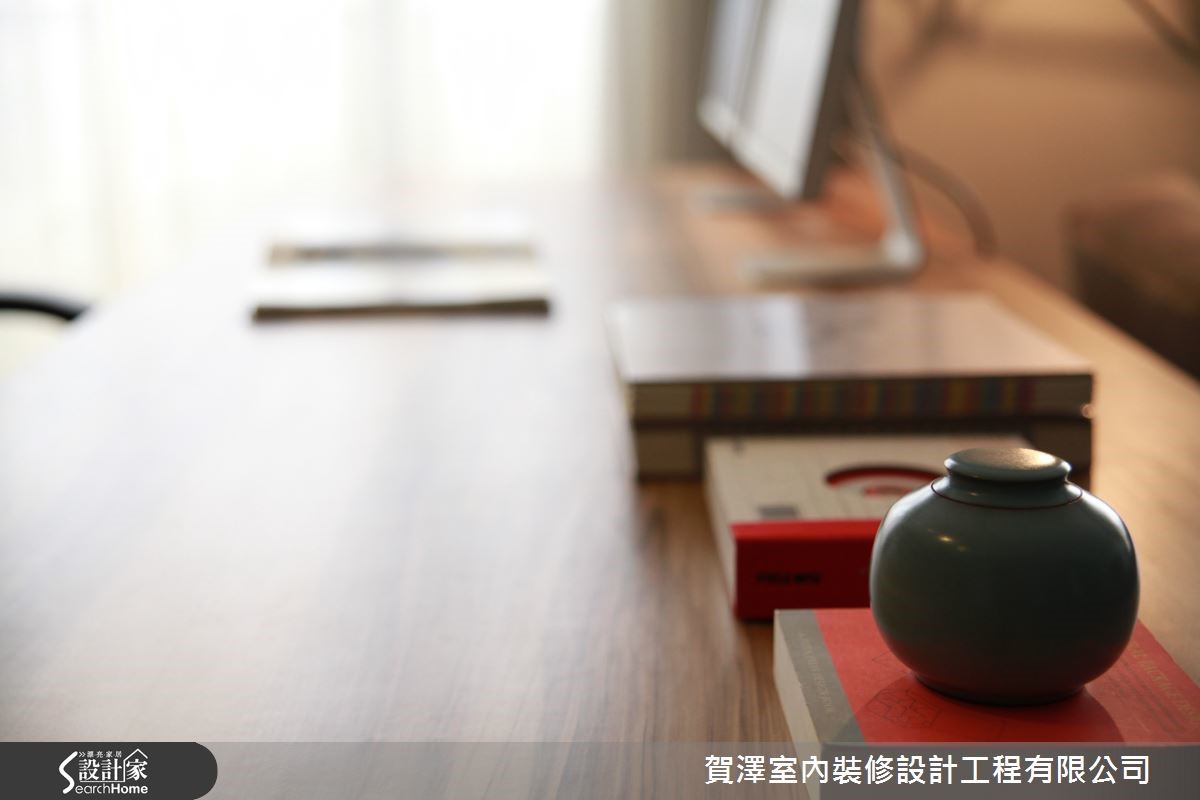 座落於新竹縣竹北區的 65 坪新成屋,設計師將其樓中樓