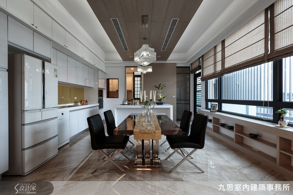 餐廳以白調為主軸,將中島餐桌作為中心,規畫出工整簡練的空間線條,並於天花板加入木質元素,於冷調中增添溫潤。 餐廳以白調為主軸,將中島餐桌作為中心,規畫出工整簡練的空間線條,並於天花板加入木質元素,於冷調中增添溫潤。