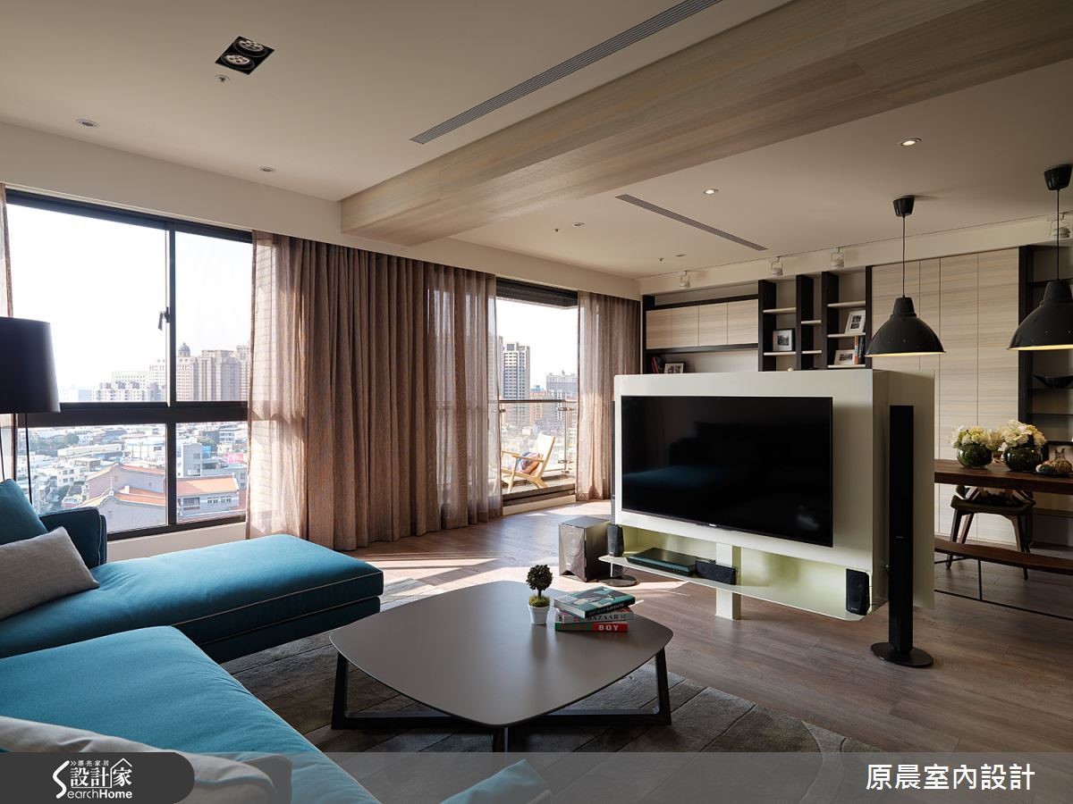 大面的落地窗將窗外的美麗景致帶入室內,住在這裡心情是愉悅的。 大面的落地窗將窗外的美麗景致帶入室內,住在這裡心情是愉悅的。
