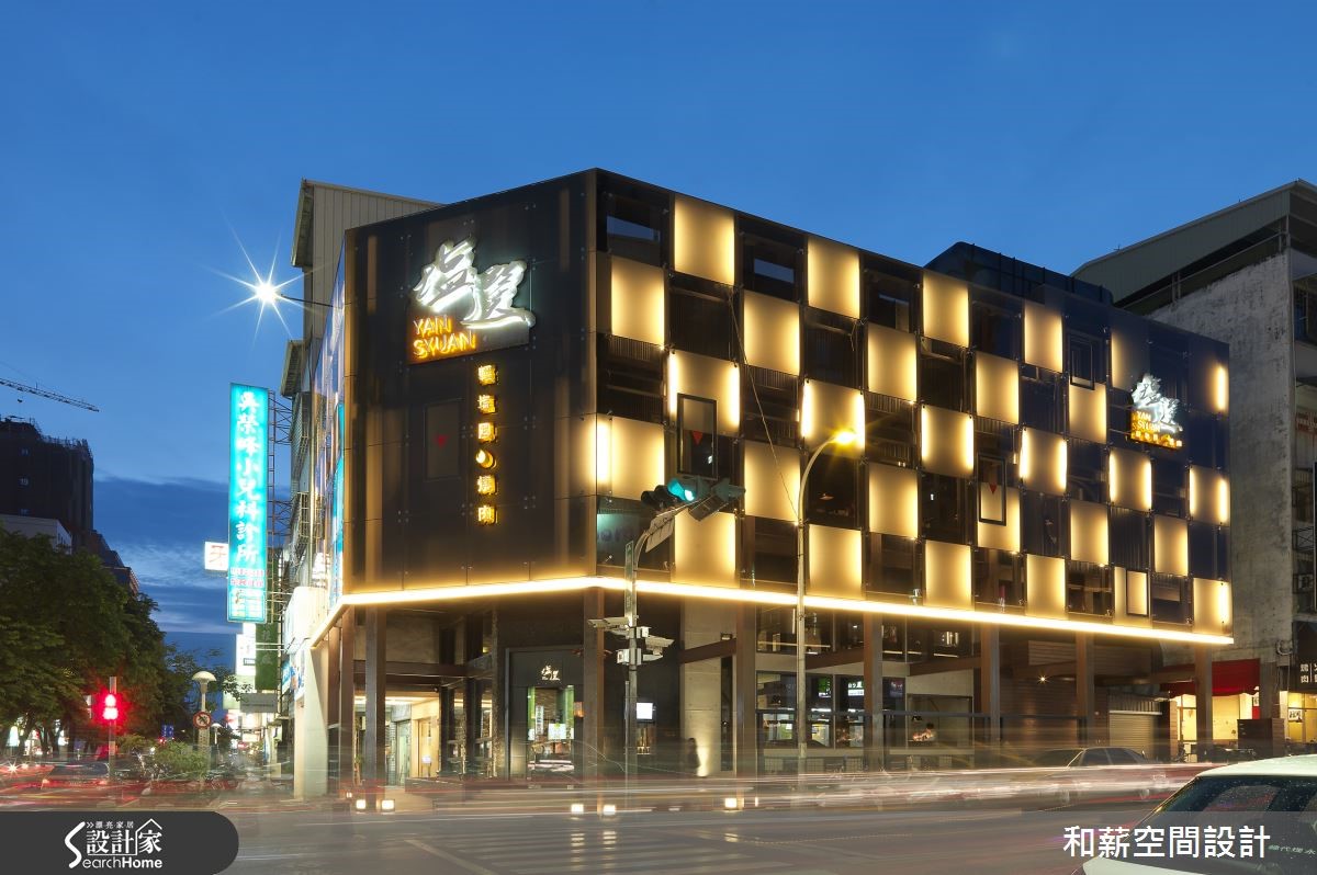 位於台中市區的一間三層樓餐飲商業空間,設計師結合了