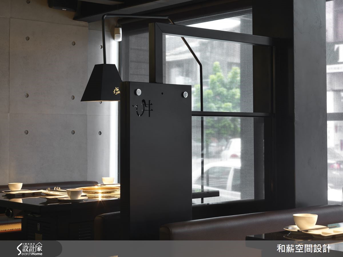 位於台中市區的一間三層樓餐飲商業空間,設計師結合了