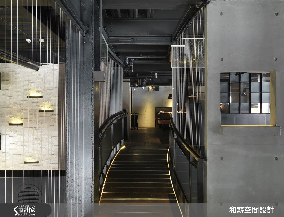 位於台中市區的一間三層樓餐飲商業空間,設計師結合了
