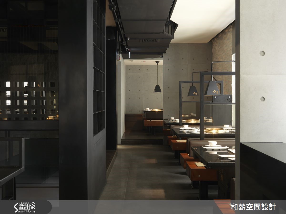 位於台中市區的一間三層樓餐飲商業空間,設計師結合了
