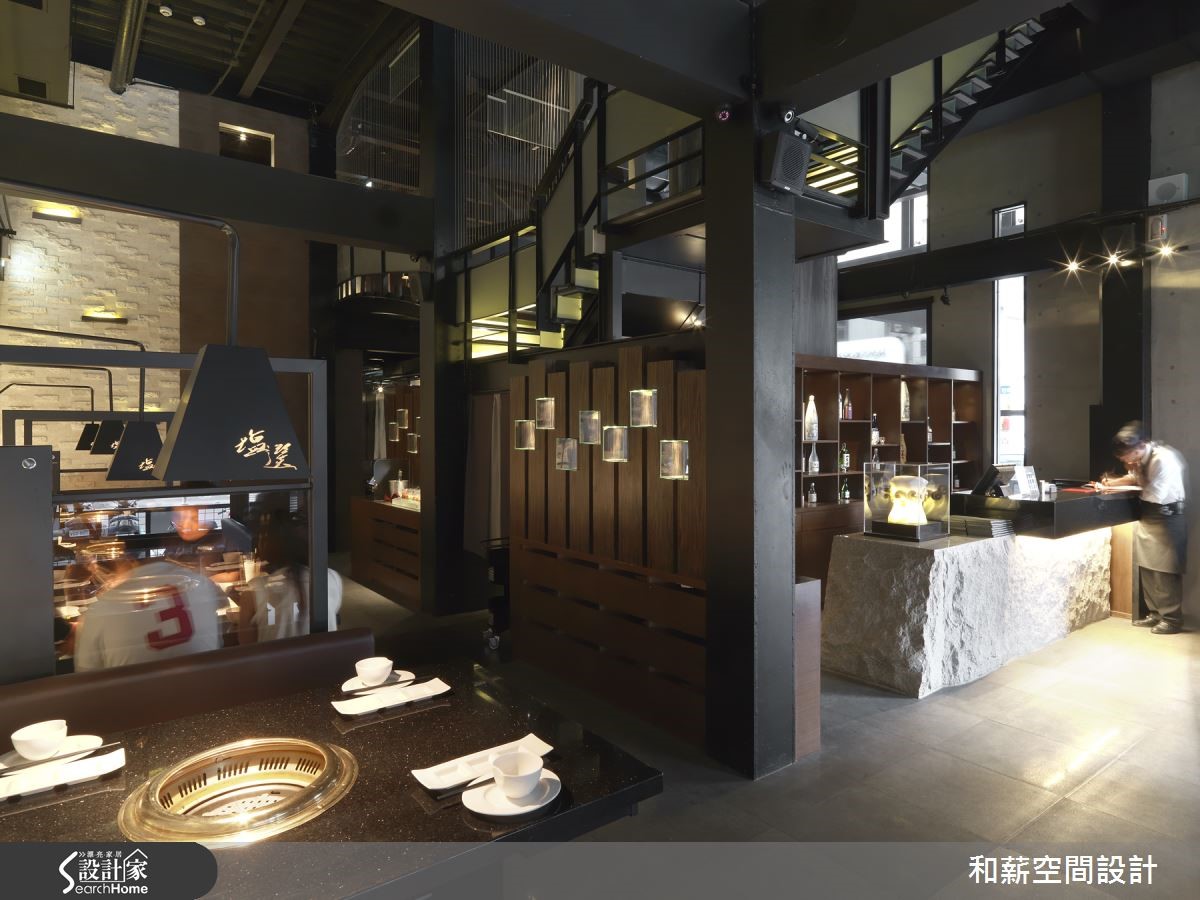 位於台中市區的一間三層樓餐飲商業空間,設計師結合了