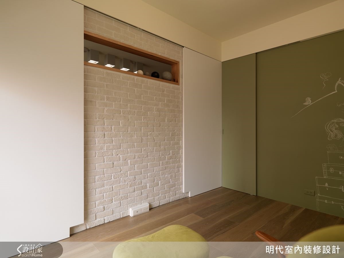 電視牆後方是書房的空間,關上拉門前是開放式的空間,關上門後則是別有洞天。 電視牆後方是書房的空間,關上拉門前是開放式的空間,關上門後則是別有洞天。