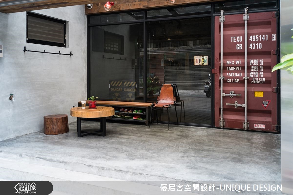 入口門的設計,運用貨櫃門特別素材,並保留原先功用與細節,搭配門口家具與採光之下,更顯突出、亮眼。 入口門的設計,運用貨櫃門特別素材,並保留原先功用與細節,搭配門口家具與採光之下,更顯突出、亮眼。
