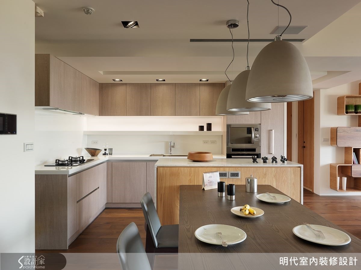 搭配深淺不同的木頭建材,讓餐廳與廚房有不同的層次感。 搭配深淺不同的木頭建材,讓餐廳與廚房有不同的層次感。