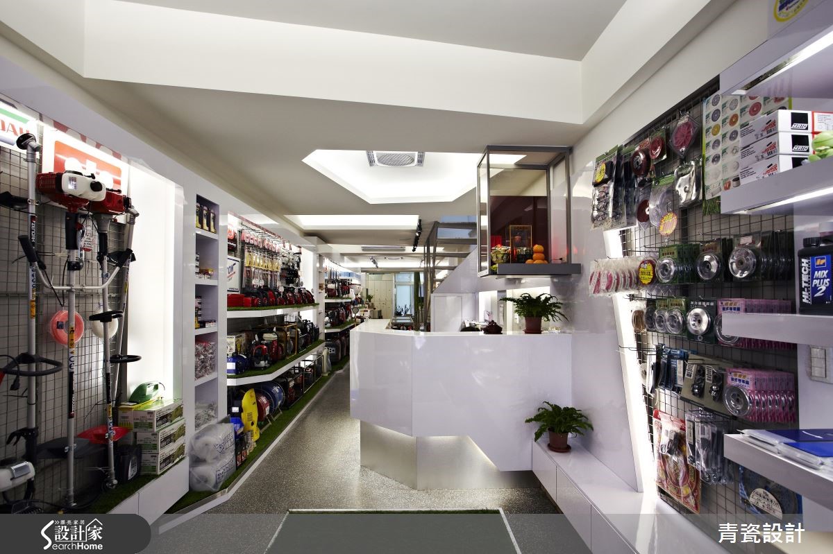 桃園市的一間 40 年老舊長屋,格局較為狹隘,且左右不