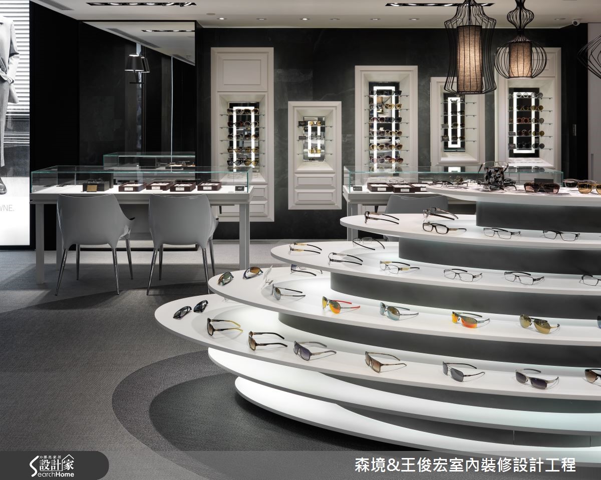 時尚精品本身訴求的是一種品味的高度與格調,因此,用