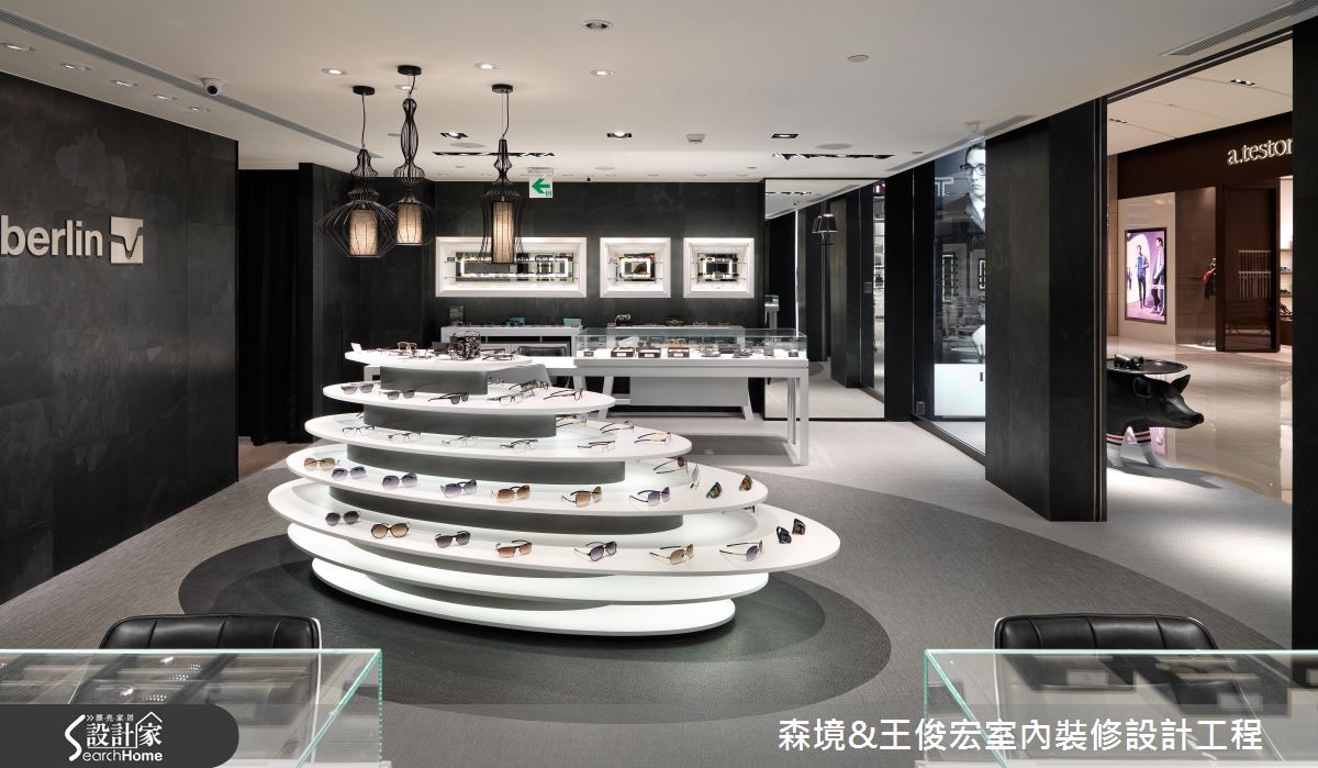 時尚精品本身訴求的是一種品味的高度與格調,因此,用