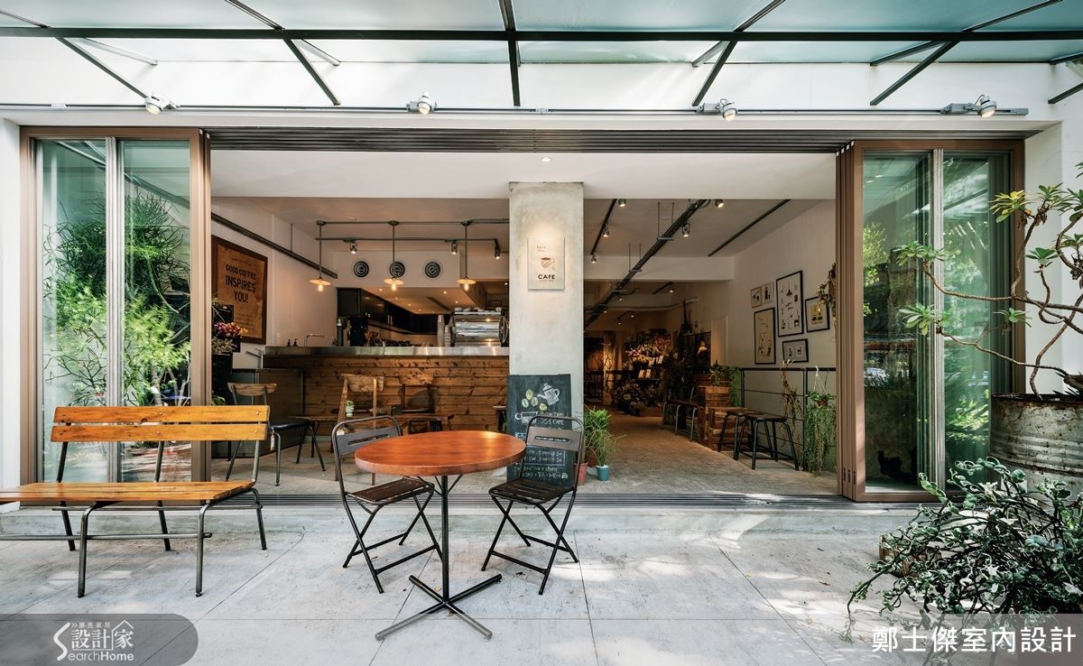 「Fujin Tree 353 Cafe 」與「 Fujin Tree 355 」兩店相鄰,負責操刀規劃的鄭士傑設計師,以「同樣不同調」作為概念,讓兩家店看起很相像,但要你走入其中、感受其中,就會發現細微不同之處。 「Fujin Tree 353 Cafe 」與「 Fujin Tree 355 」兩店相鄰,負責操刀規劃的鄭士傑設計師,以「同樣不同調」作為概念,讓兩家店看起很相像,但要你走入其中、感受其中,就會發現細微不同之處。