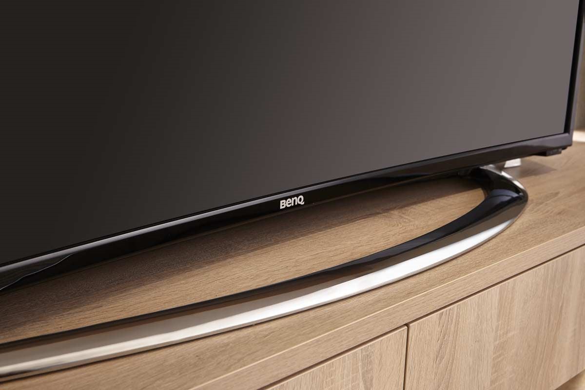 BenQ 曲面大型液晶 55RU6600 圓潤線條設計,猶如一座電視櫃上的藝術品,成為視覺焦點,底座採用不規則圓弧造形設計,調和冷調的清水模,為空間帶來溫度及柔軟度。 BenQ 曲面大型液晶 55RU6600 圓潤線條設計,猶如一座電視櫃上的藝術品,成為視覺焦點,底座採用不規則圓弧造形設計,調和冷調的清水模,為空間帶來溫度及柔軟度。