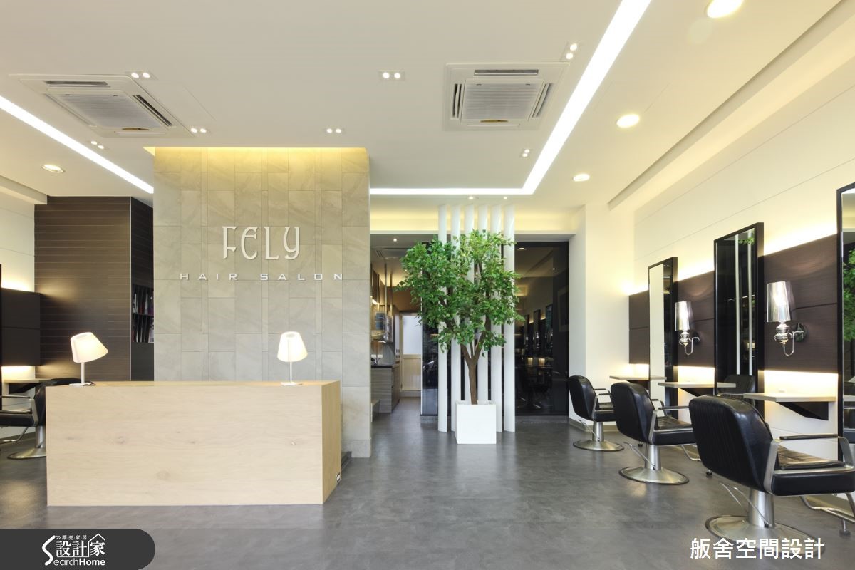 位於新北市的 FELY 髮廊,雖空間僅 27 坪,但整體以輕