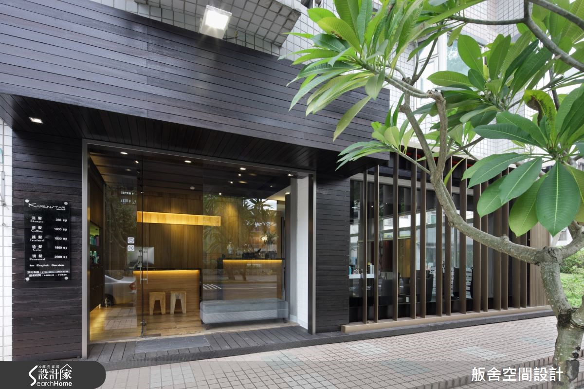 台北市隱身於綠意之後的一間 24 坪老屋,設計師替建物