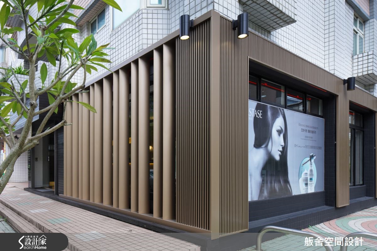 台北市隱身於綠意之後的一間 24 坪老屋,設計師替建物