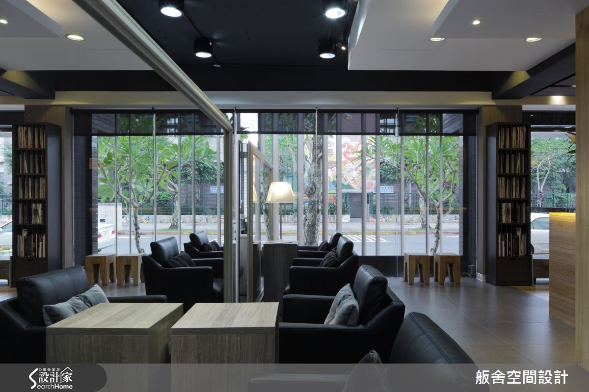台北市隱身於綠意之後的一間 24 坪老屋,設計師替建物