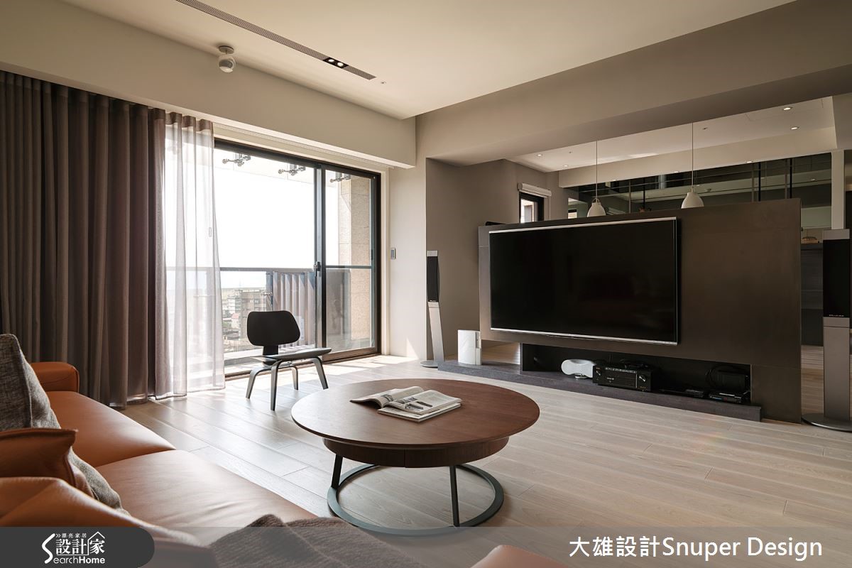 此案為 40 坪居宅,為一家四口的新居,設計師在重整格