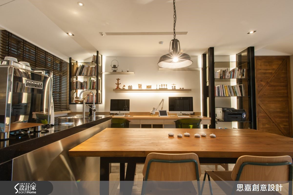 餐廳另一側的牆面則規劃為閱讀工作站,讓 Jerry 與 Josie 可以在迷人的咖啡香氣裡,一同工作談天,共享生活中最美好的片刻休閒。 餐廳另一側的牆面則規劃為閱讀工作站,讓 Jerry 與 Josie 可以在迷人的咖啡香氣裡,一同工作談天,共享生活中最美好的片刻休閒。