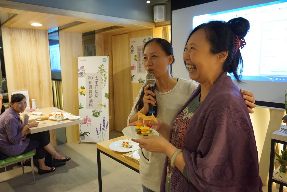 卓梅慧老師與學員一同製作石蓮水果串 卓梅慧老師與學員一同製作石蓮水果串