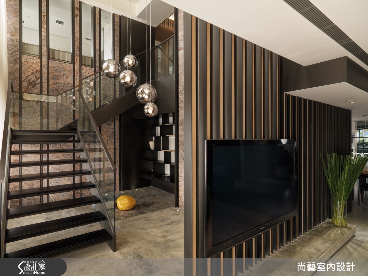 位於台北市一間由 140 坪中古屋重新整修而成的 4 房 2