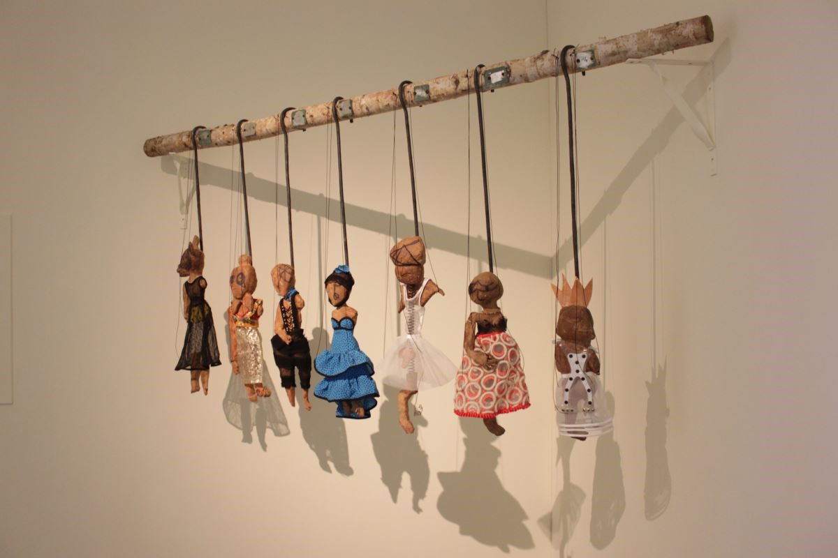 雕塑作品展置牆角,作品擬具出某種意識,陶偶與影呈現虛與實的深度關係。圖片提供_邵曉露 雕塑作品展置牆角,作品擬具出某種意識,陶偶與影呈現虛與實的深度關係。圖片提供_邵曉露