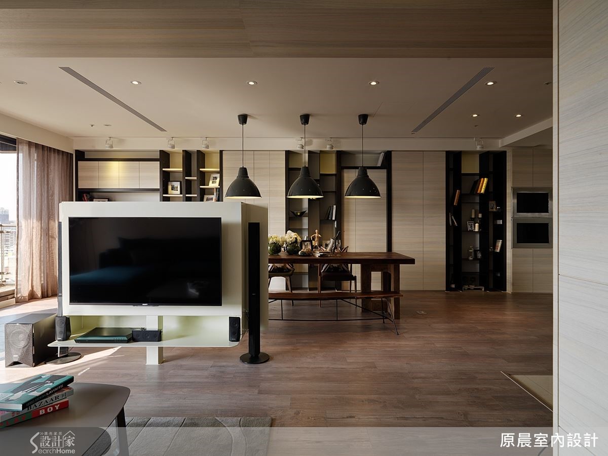 用鐵件訂製的電視牆,造型與視聽音響設備結合,中間支撐柱在地板施工前即預埋,隱藏銜接螺絲,更添輕巧感。 用鐵件訂製的電視牆,造型與視聽音響設備結合,中間支撐柱在地板施工前即預埋,隱藏銜接螺絲,更添輕巧感。