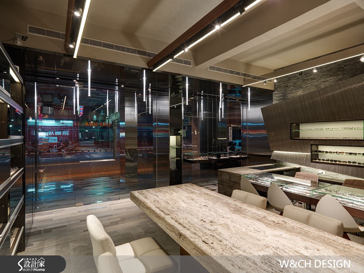 走進新北市新莊區的 25 坪店面,彷彿置身科幻電影場景