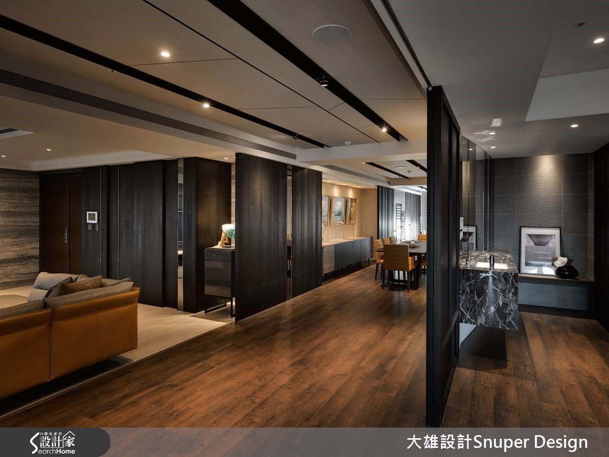 屋主買下75 坪的預售屋作為私人招待所,設計師以深色