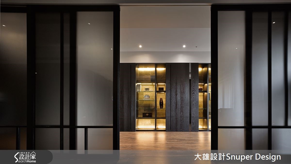 屋主買下75 坪的預售屋作為私人招待所,設計師以深色