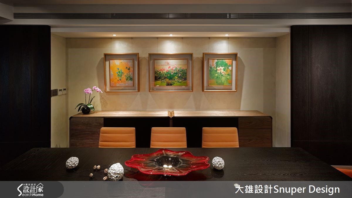 屋主買下75 坪的預售屋作為私人招待所,設計師以深色