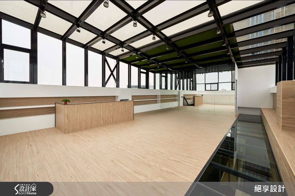 隨梯而上又是另一風景,玻璃屋舞蹈室鋪陳淺色木紋地坪,加入充足採光,透出明亮清晰氛圍。 隨梯而上又是另一風景,玻璃屋舞蹈室鋪陳淺色木紋地坪,加入充足採光,透出明亮清晰氛圍。