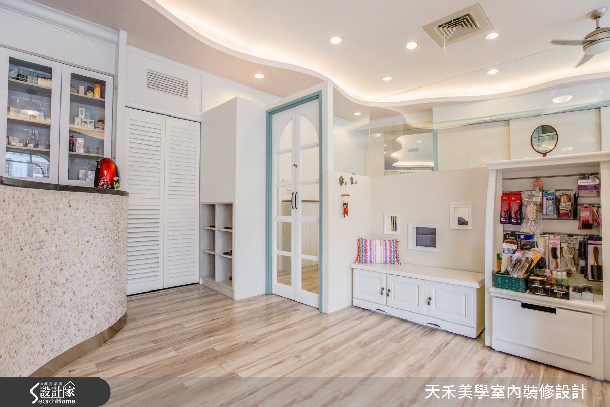 設計師在僅一個月的施工期限內將 35 坪、屋齡超過 15
