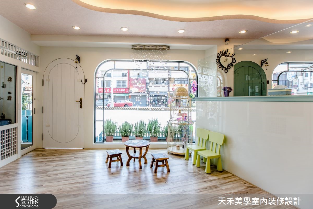 設計師在僅一個月的施工期限內將 35 坪、屋齡超過 15